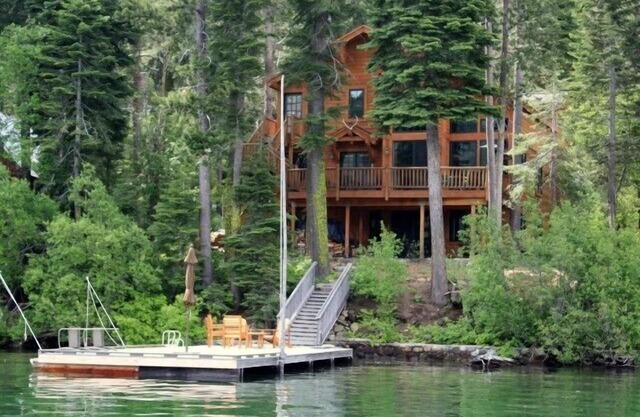 3 bedroom and Loft, 3.5 bath, sleeps 6. Lakefront with Private Dock DLR#078