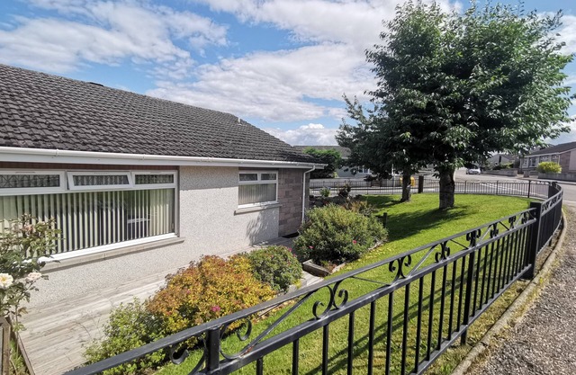 3 Bedroom Bungalow. Home from home! Close to city centre. Free parking!