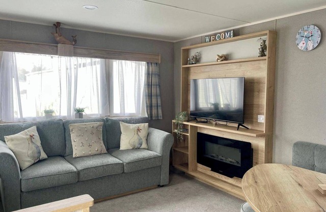 3 Bedroom Caravan - Parking, Wifi, Pool Access