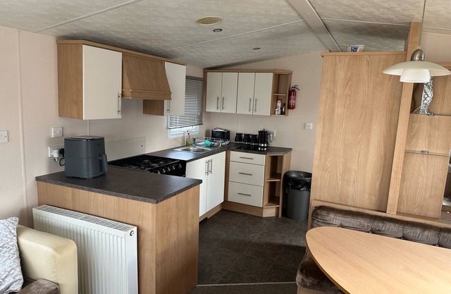 3 Bedroom Caravan - Sleeps 6, Pool & Garden