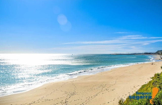 3 bedroom flat, less than 1 minute from the beach