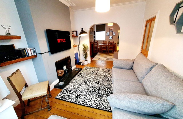 3 bedroom house close to city centre and the university.