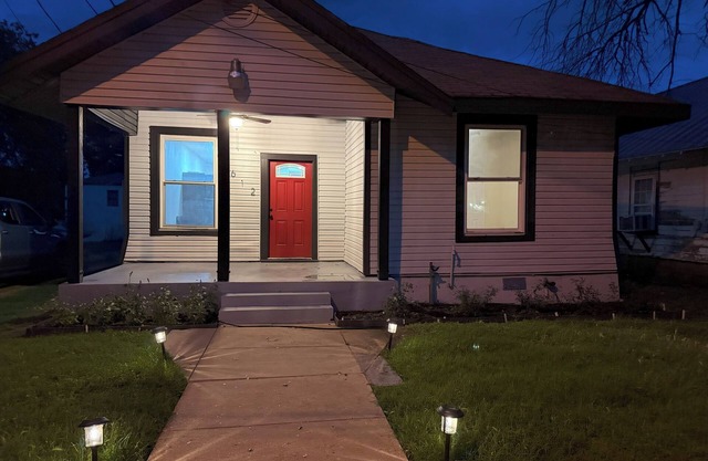 3-bedroom house in charming Waco with WiFi, AC. Start your getaway