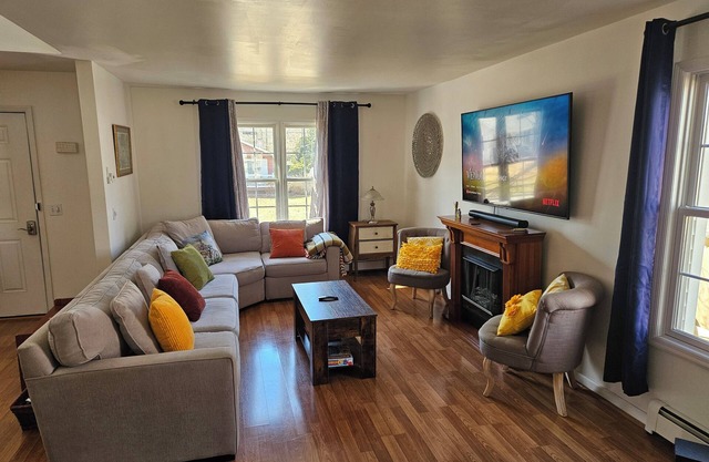 3-bedroom house in delightful Mastic with WiFi, AC