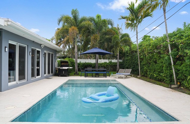 3-bedroom house in tranquil Oakland Park with heated pool
