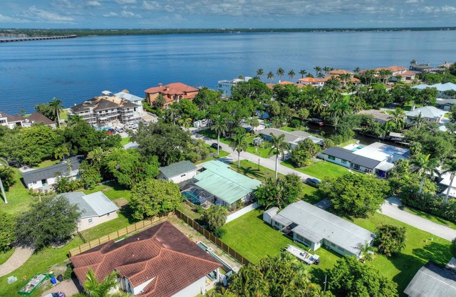 3-bedroom house in welcoming Fort Myers with pool!