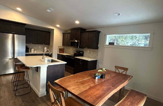 3-bedroom house near the beautiful Fall River with AC, fireplace and wifi