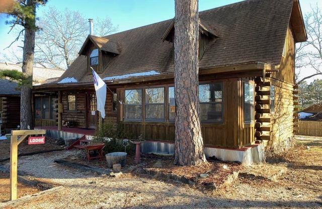 3 Bedroom log cabin with hot tub at Bear Mountain