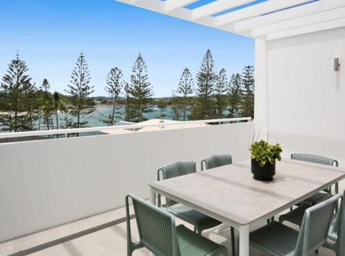 3 Bedroom Luxury Townhouse in Burleigh Heads with Private Roof Terrace & Views over Tallebudgera & Burleigh Headland