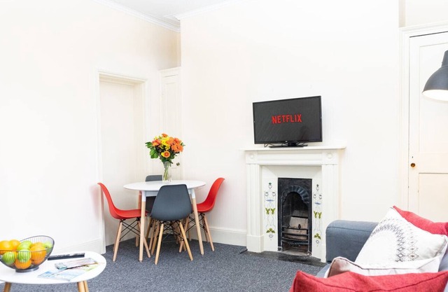 3 Bedroom Modern Central Apartment with FREE Netflix