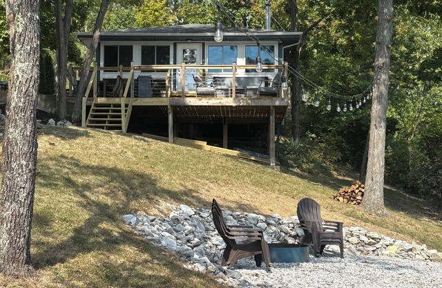 3-bedroom modern mid century cabin! nHot tub, fire pit and lake front