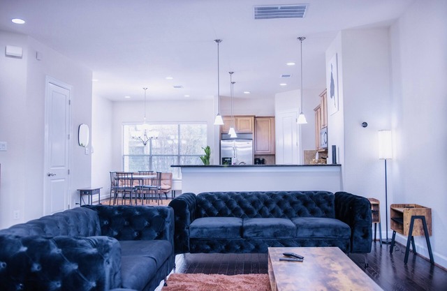 3-Bedroom Modern TownHome With King Bed in Houston Downtown Area