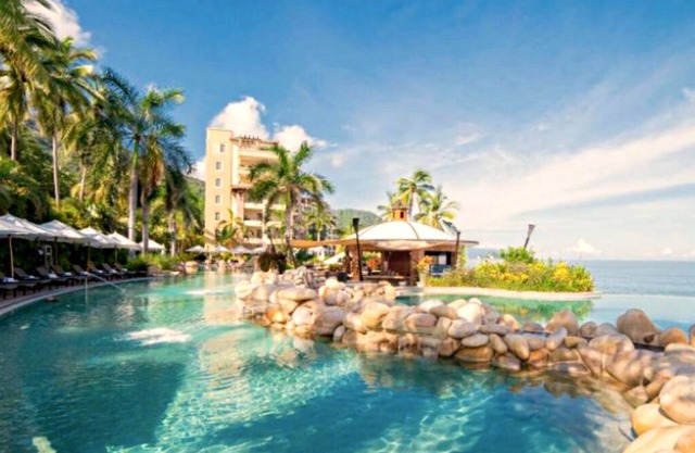 3 Bedroom Mountain-side Condo with Ocean Views & Jacuzzi