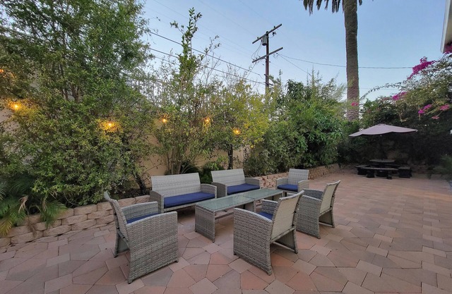 3 bedroom private guest suite by Mr C Hotel, Safe A+ area with Patio, WiFi, TV