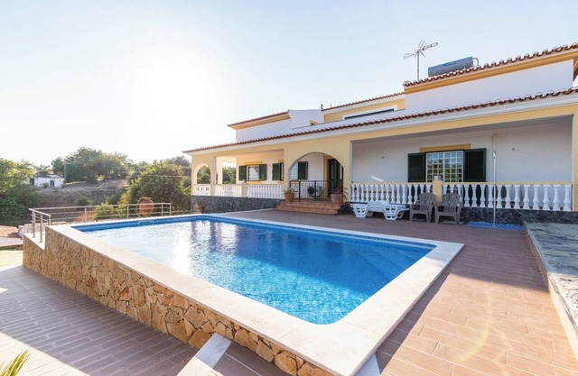 3 bedroom villa with pool, garden and parking space