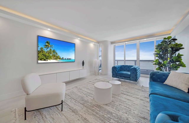 3-Bedroom Sparkling Bayfront Oasis