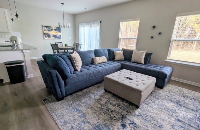 3-bedroom townhome in delightful Huntersville w AC, WiFi Near Birkdale Village