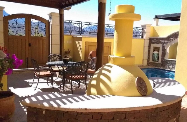 3-bedroom Townhome with Private Pool and AC