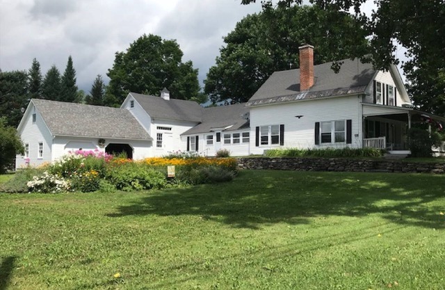 3 bedroom Vermont Farmhouse centrally located near ski resorts and lakes