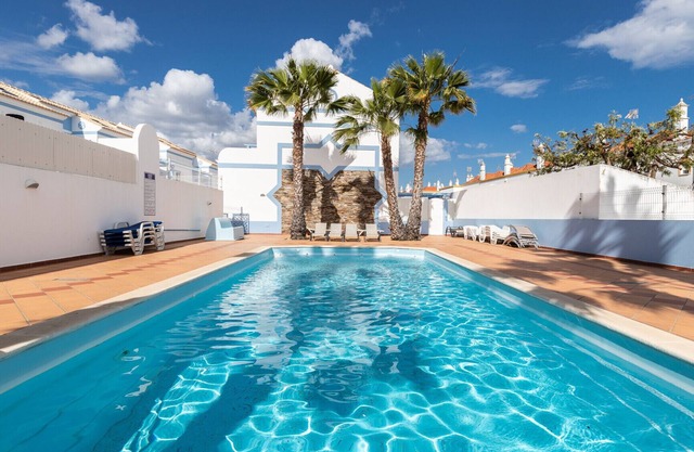 3 bedroom villa in condominium with pool by AlgarveManta (19V3)