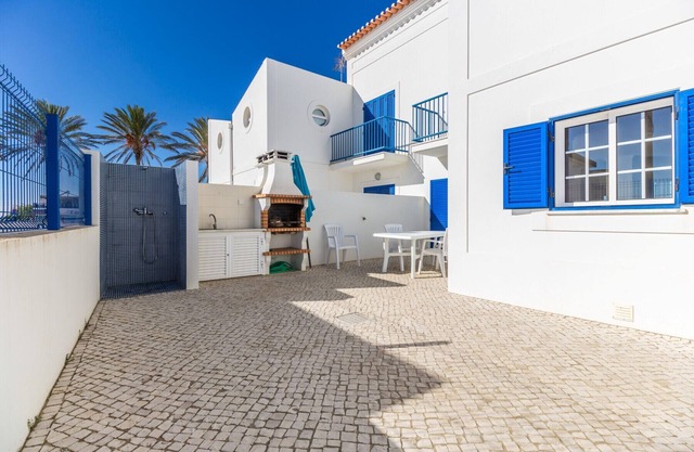 3 bedroom villa on the 1st line of beach and Wi-Fi by AlgarveManta (21V3)