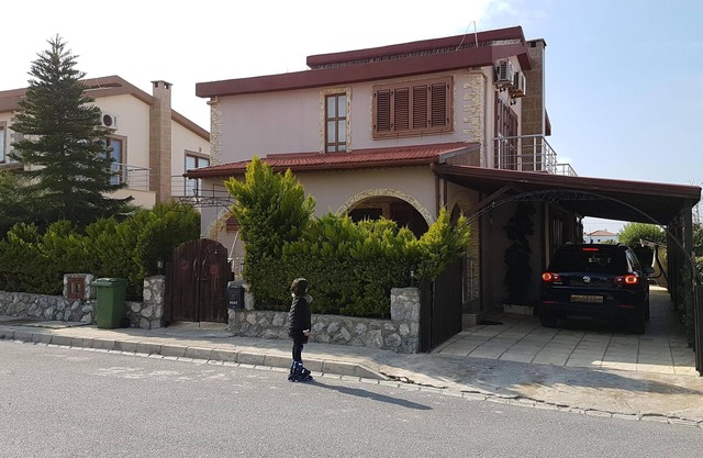 3 Bedroom Villa with 2 Barthrooms and Private Parking, Private Beach