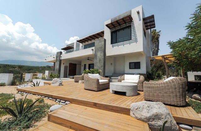 3-bedroom w/amazing views, waterfront access, resort amenities & hot/cold tub
