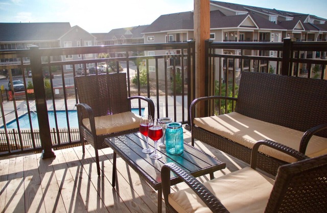 3 BEDROOM WATERFRONT BLUE MOUNTAIN LOFT, HEATED POOL