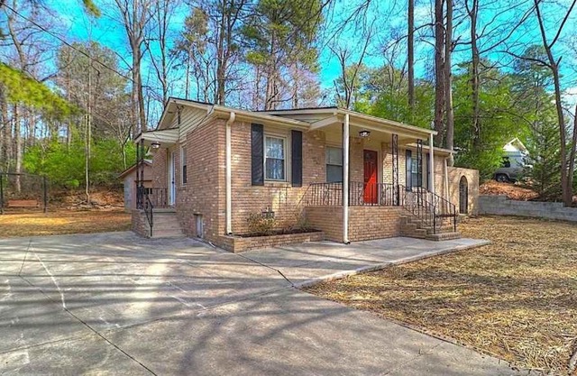 3 bedrooms and 1 bathroom and the square footage is 912 ft². Pet Friendly