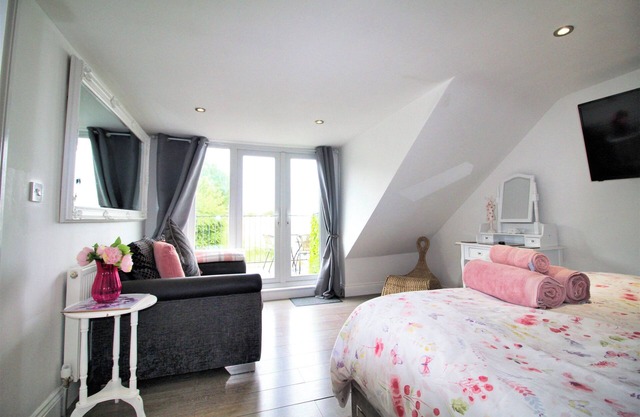 3 Bedrooms - 2 Bath Rooms - Dog Friendly - Parking