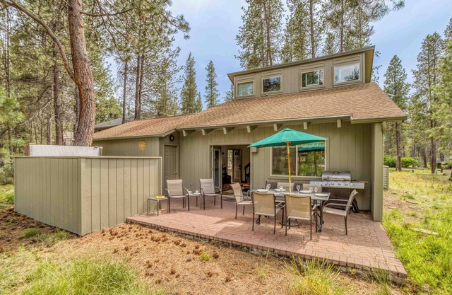 3 Bedrooms plus Loft, SHARC Passes and Hot Tub! 2 Fawn Lane
