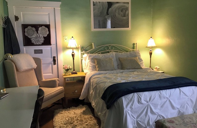 3 Blocks to City Park, DMNS, 5 minute drive to DBG, Convention Center downtown!