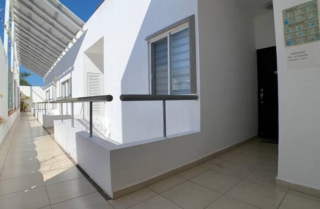 3 blocks to the beach! 2 bedroom aptmt Versalles!