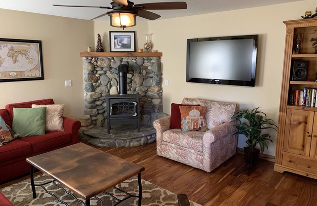3 BR Family Friendly Updated Condo Near Ski Hill, Lake & Hiking.
