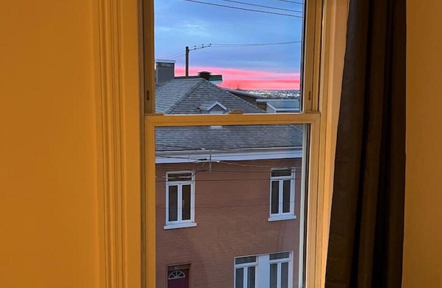 3 BR Family Retreat: AC, Laundry & Walk to Grande Allée