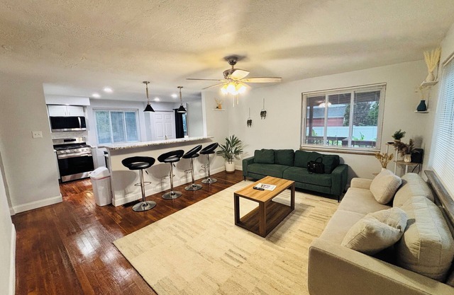 3 BR House with pool Near Kennywood, Restaurants, Golf, Pittsburgh