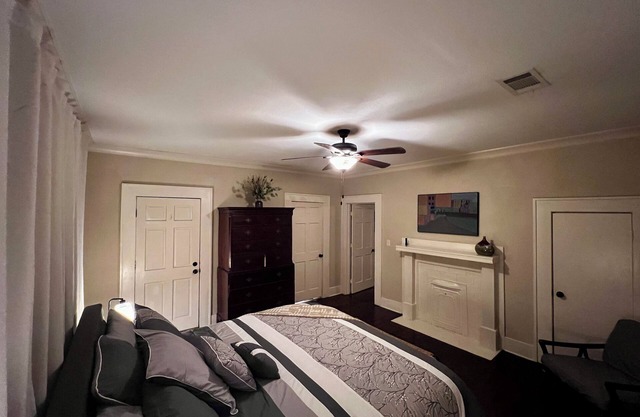 3 BR sleeps 6. You’ll have it “made in the shade” of this 100-year old live oak.