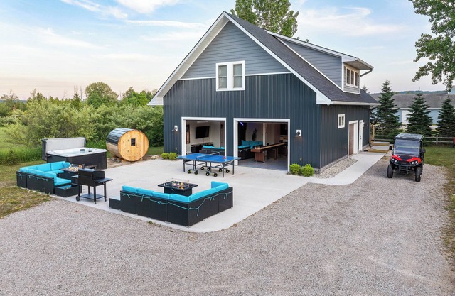 3 CABINS + BARDOMINIUM/HOT TUB/SAUNA/6 BEDROOMS