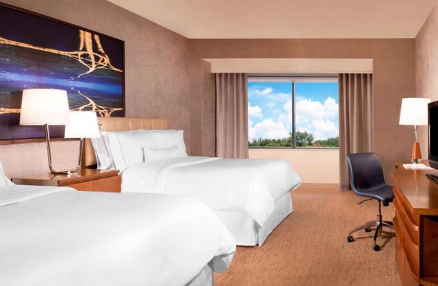3 Chic Rooms with Onsite Pool & Gym Access. Close to Dallas Park Central