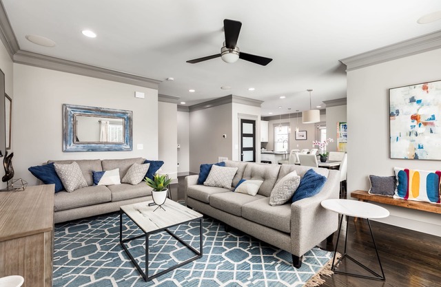 3 King Bedrooms each with private bath, Beautiful Townhouse Minutes to Downtown