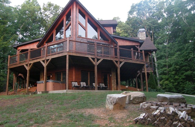 3 King Suites! Great Views! Outdoor Fireplace! Paved Roads! Pets! Access Ramp!
