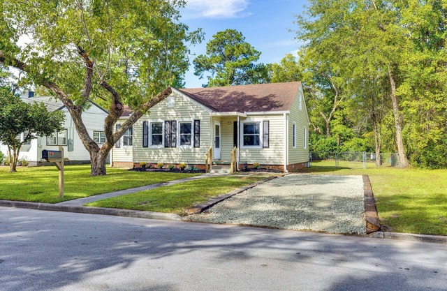3 Mi to Camp Lejeune: Home w/Fire Pit & Grill!