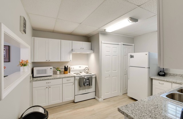 3 Mi to Dtwn Galveston: Beautiful Apt w/Deck!