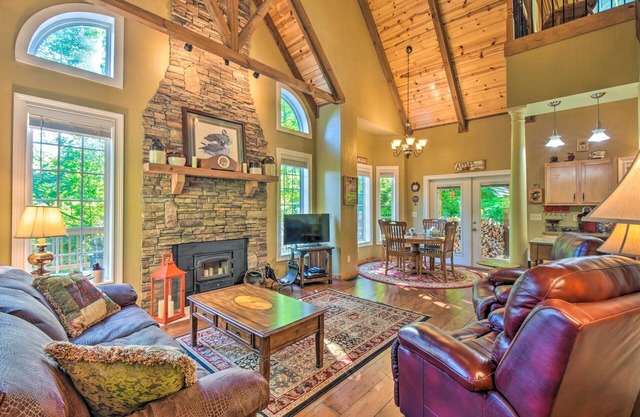 3 Mi to Museums: Smoky Mountains Cabin w/Deck