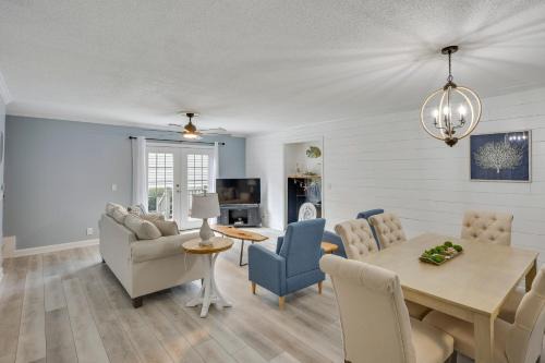 3 Mi to St Simons Beach Gem with Pool Access and Deck