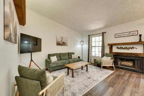 3 Mi to Table Rock Lake Cozy Cabin in the Woods!