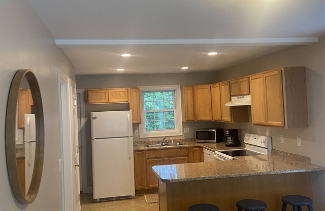 3 miles to In town Portland! Duplex unit 2 bedrooms