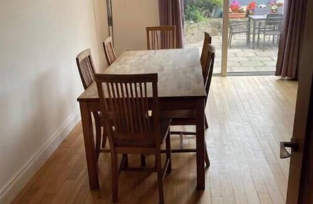 3 min walk in to town , Great location in town