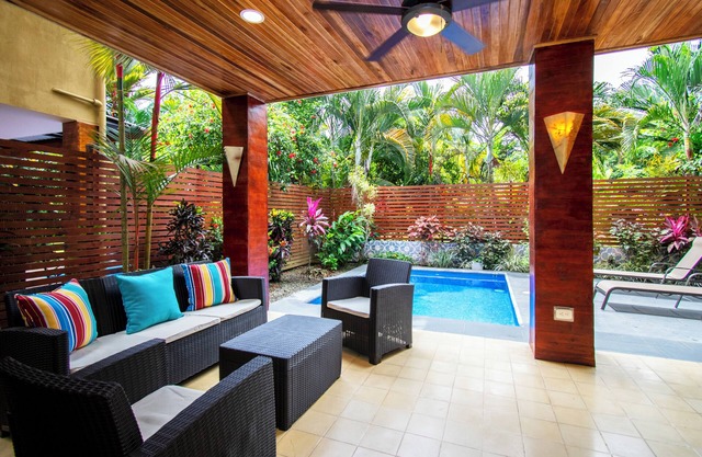 3 min walk to surf, 3bedrooms, Villa, Pool, Steps to the Beach!