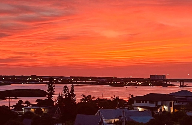 3 min walk to beach! Ocean and river views. Great sunsets! Updated 2 br 2ba